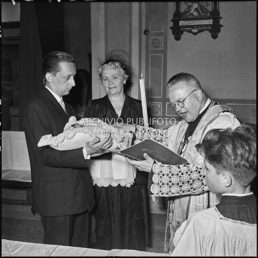 Un momento della celebrazione del battesimo della figlia del signor Bernardi<br>221827