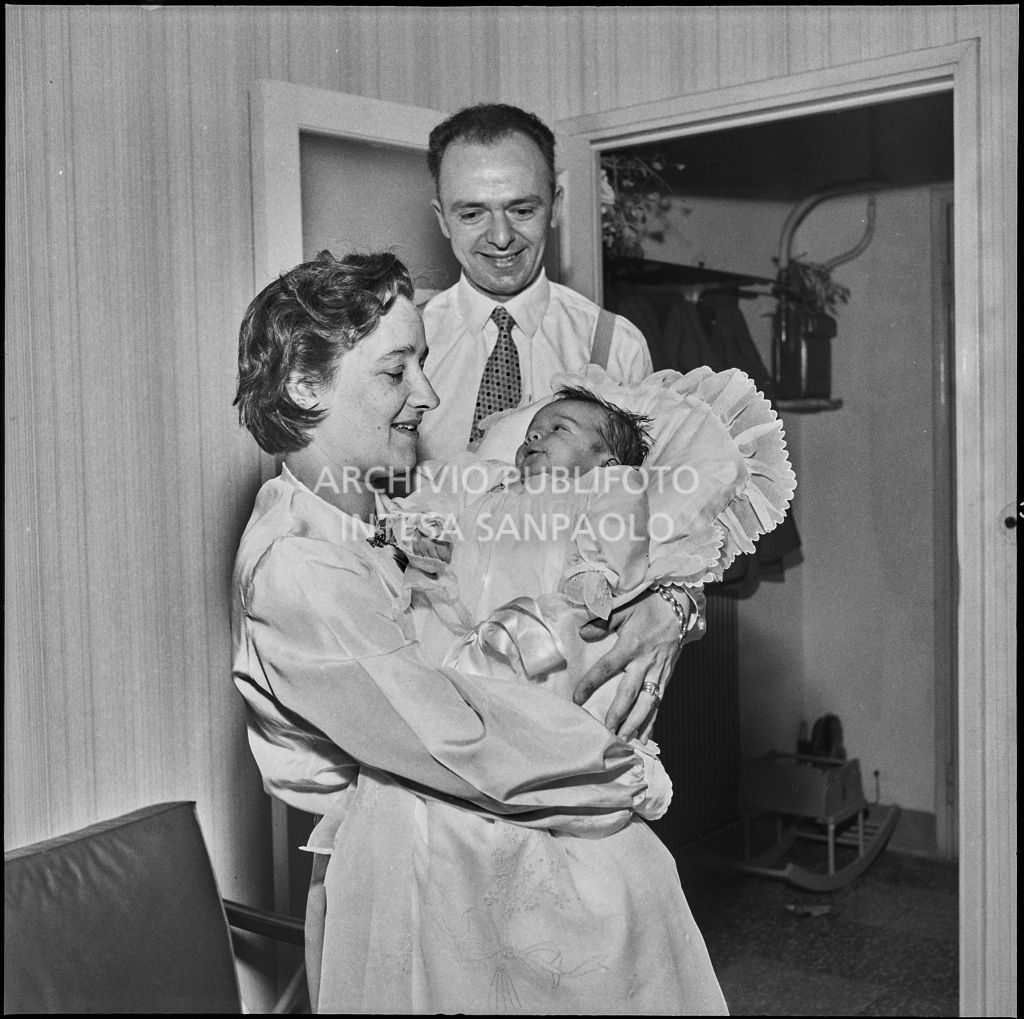 La figlia del signor Bernardi tra le braccia della madre nel giorno del suo battesimo<br>221831