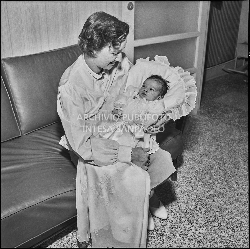 La figlia del signor Bernardi tra le braccia della madre nel giorno del suo battesimo<br>221832