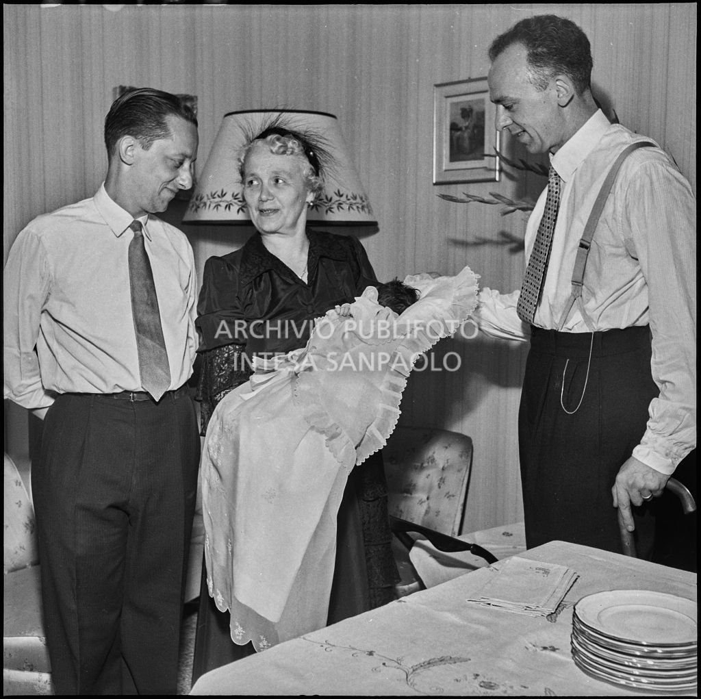 Il signor Bernardi (a destra) con il padrino e la madrina della figlia nel giorno del battesimo<br>221842