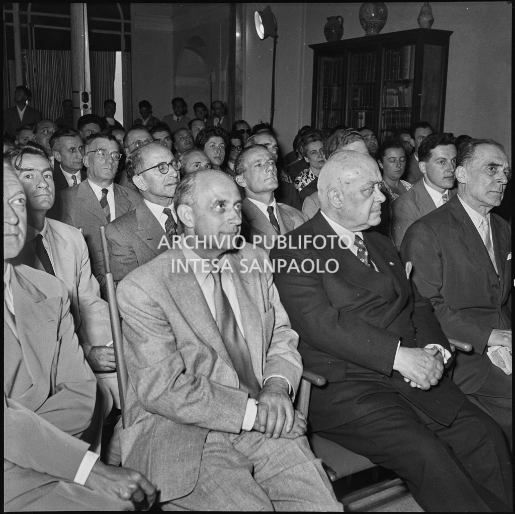 Pubblico all'inaugurazione della seconda edizione del Corso Internazionale di Fisica svoltosi a Villa Monastero a Varenna. Visibili in prima fila il professor Bernardo Rossi (primo da sinistra) e Eugenio Rossano (terzo da sinistra), in seconda fila il professor Gilberto Bernardini (primo da sinistra)<br>221846
