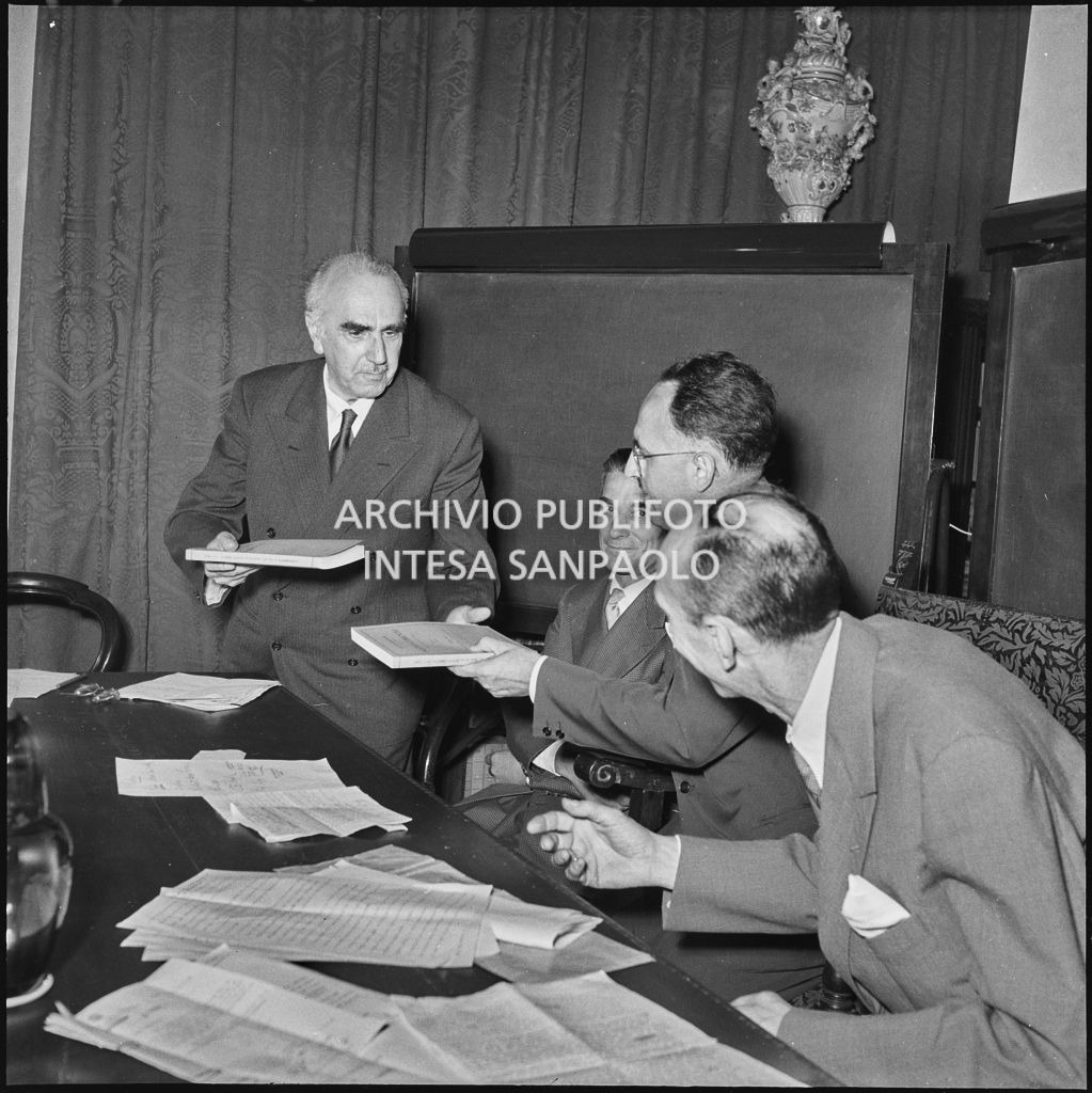 Il professor Giovanni Polvani consegna un libro durante l'inaugurazione della seconda edizione del Corso Internazionale di Fisica svoltosi a Villa Monastero a Varenna<br>221847