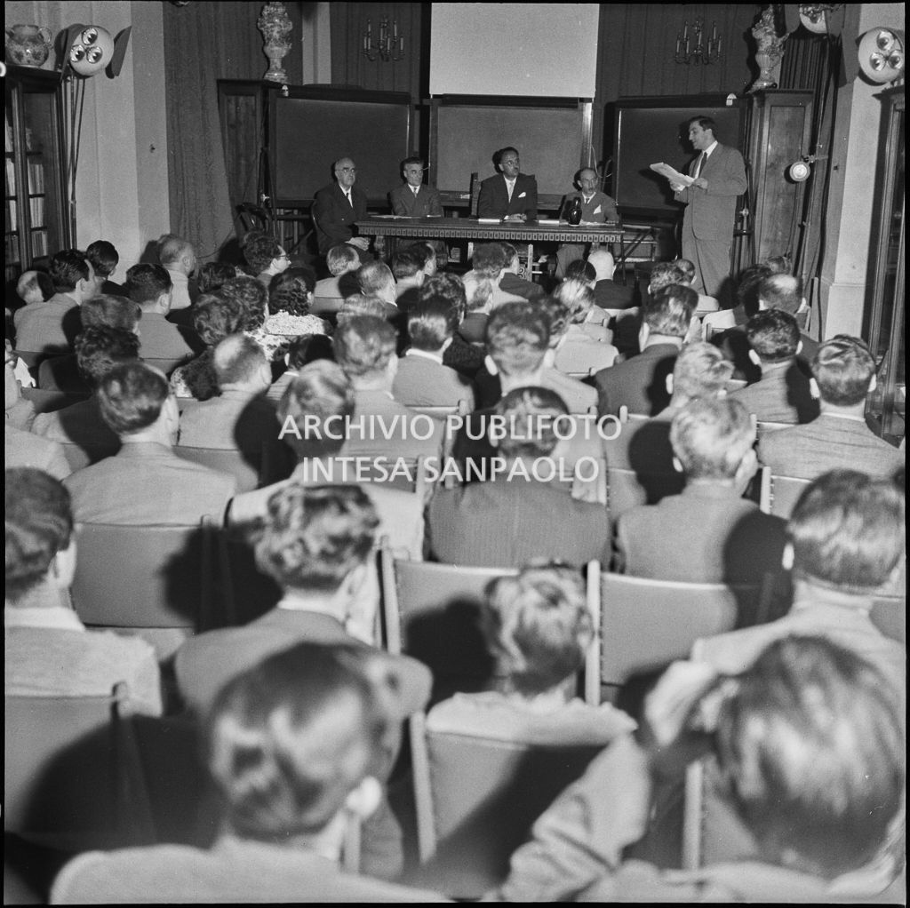 Inaugurazione della seconda edizione del Corso Internazionale di Fisica svoltosi a Villa Monastero a Varenna<br>221849