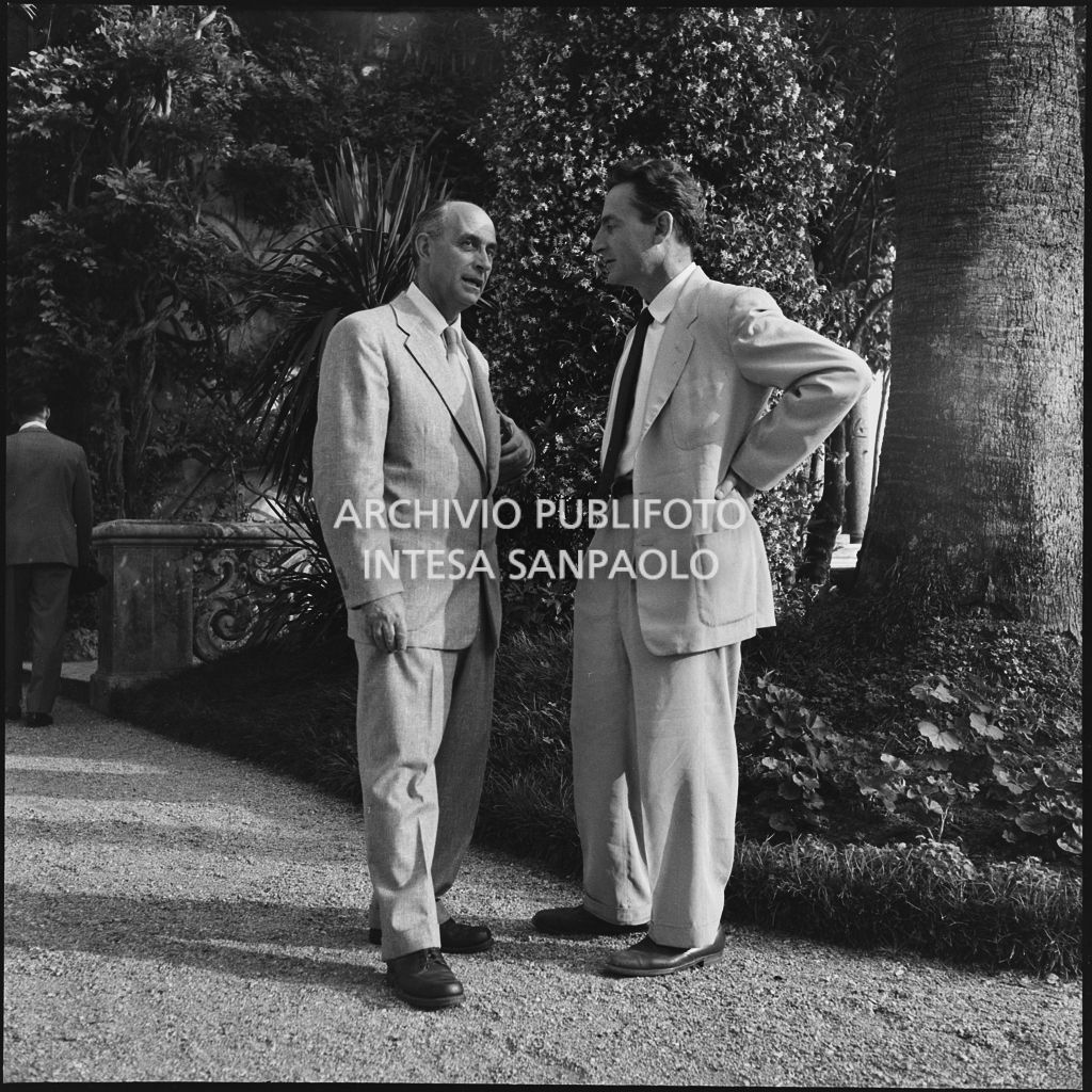 Il professor Enrico Fermi (a sinistra) all'inaugurazione della seconda edizione del Corso Internazionale di Fisica svoltosi a Villa Monastero a Varenna<br>221851