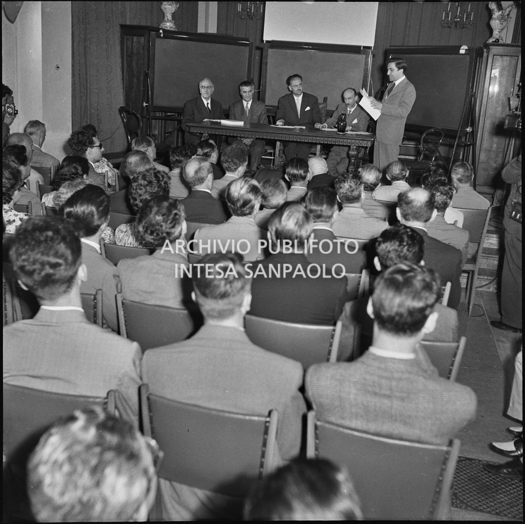 Inaugurazione della seconda edizione del Corso Internazionale di Fisica svoltosi a Villa Monastero a Varenna<br>221852