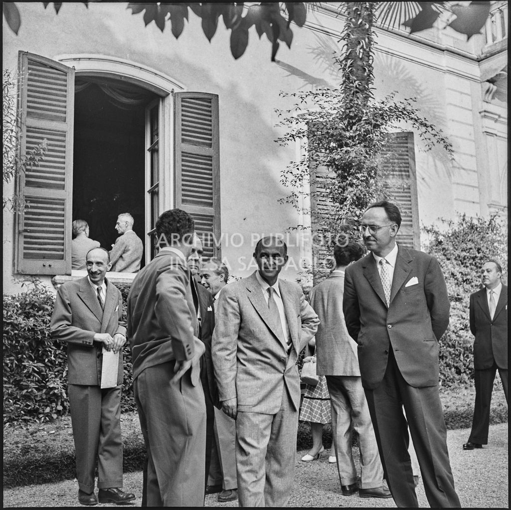 Il professor Enrico Fermi (al centro) all'inaugurazione della seconda edizione del Corso Internazionale di Fisica svoltosi a Villa Monastero a Varenna<br>221853