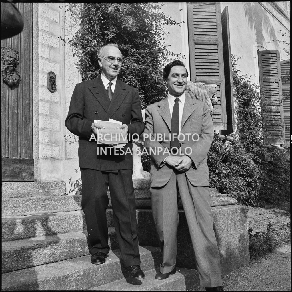 Il professor Giovanni Polvani (a sinistra) in compagnia di un'altro studioso all'inaugurazione della seconda edizione del Corso Internazionale di Fisica svoltosi a Villa Monastero a Varenna<br>221855