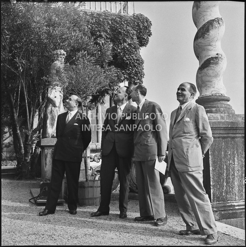 Alcuni studiosi all'inaugurazione della seconda edizione del Corso Internazionale di Fisica svoltosi a Villa Monastero a Varenna<br>221856