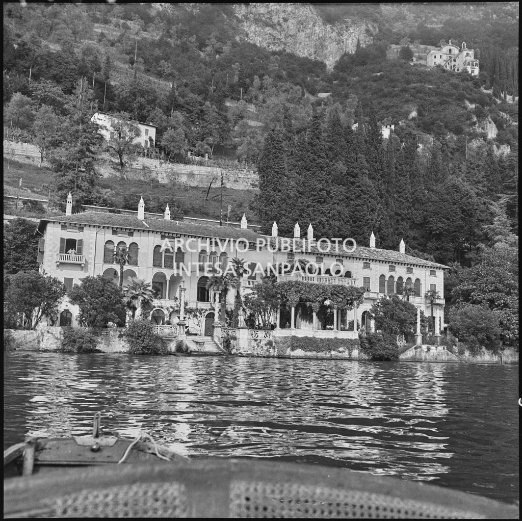 Villa Monastero a Varenna, sede della seconda edizione del Corso Internazionale di Fisica, vista dal lago di Como<br>221857