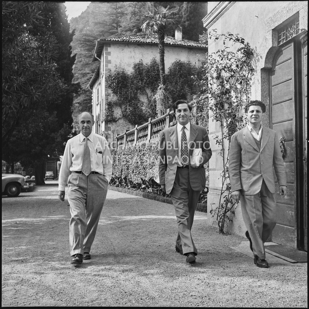 Il professor Enrico Fermi (a sinistra) con il professor Uri Haber Schaim (a destra) all'inaugurazione della seconda edizione del Corso Internazionale di Fisica svoltosi a Villa Monastero a Varenna<br>221860
