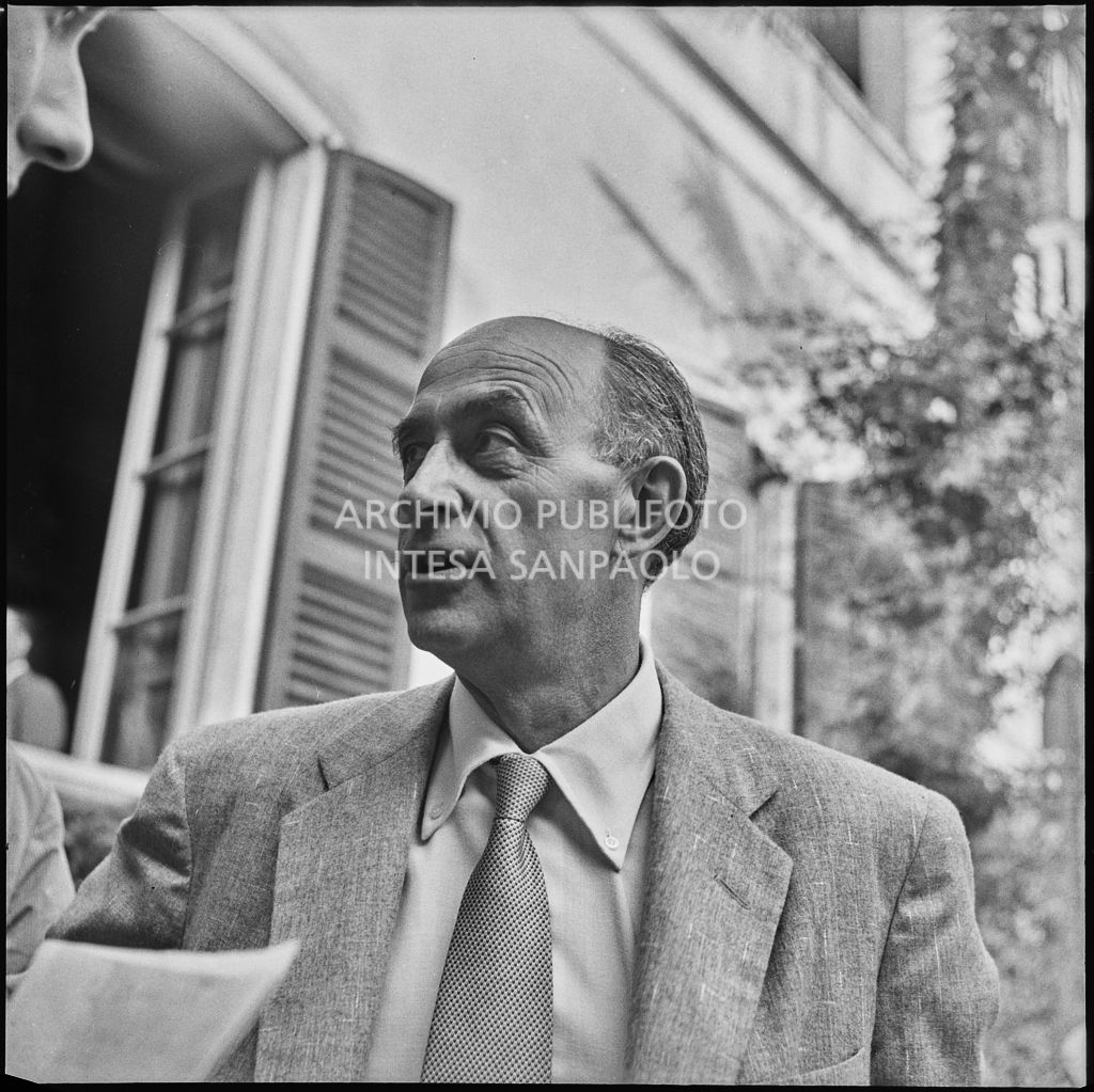 Il professor Enrico Fermi all'inaugurazione della seconda edizione del Corso Internazionale di Fisica svoltosi a Villa Monastero a Varenna<br>221861