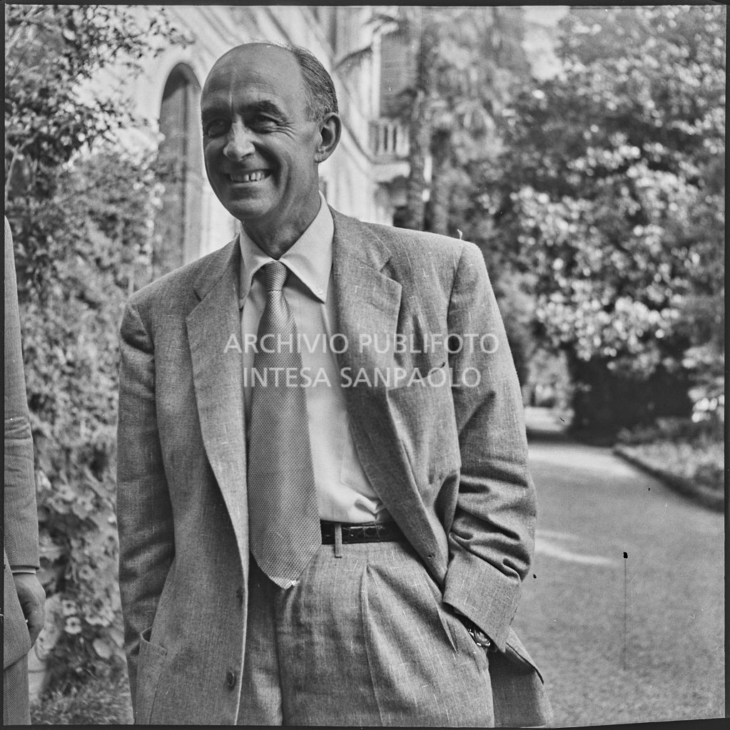 Il professor Enrico Fermi all'inaugurazione della seconda edizione del Corso Internazionale di Fisica svoltosi a Villa Monastero a Varenna<br>221862