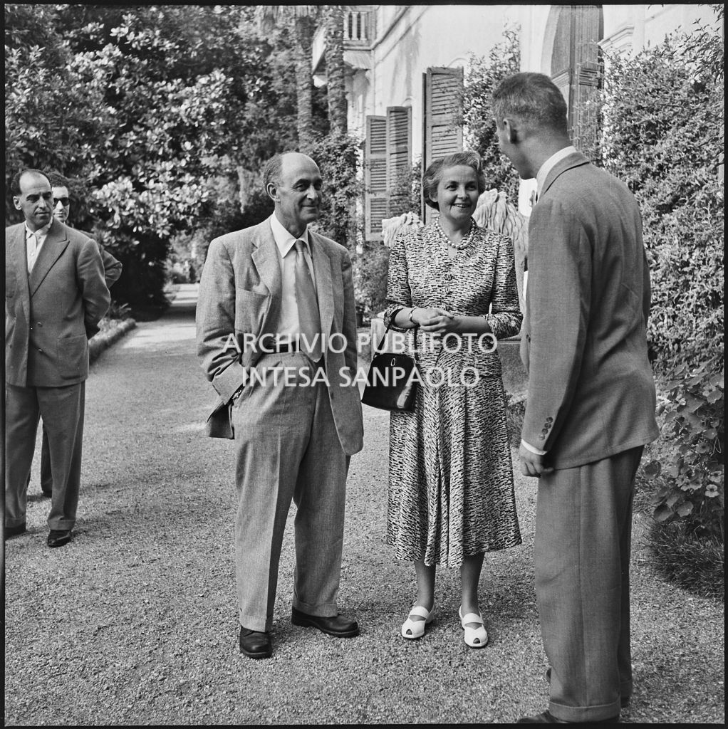 Il professor Enrico Fermi (a sinistra) all'inaugurazione della seconda edizione del Corso Internazionale di Fisica svoltosi a Villa Monastero a Varenna<br>221863