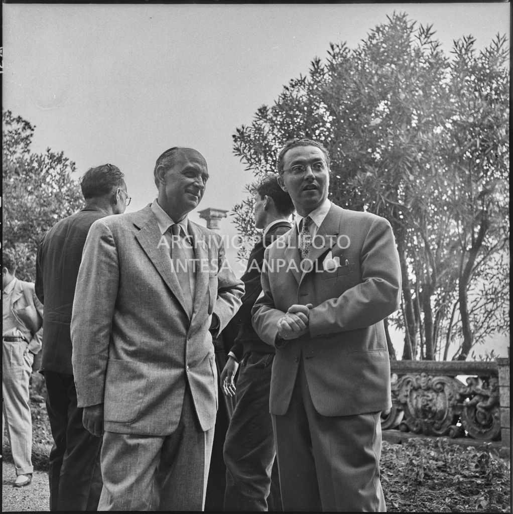 Il professor Enrico Fermi (a sinistra) all'inaugurazione della seconda edizione del Corso Internazionale di Fisica svoltosi a Villa Monastero a Varenna<br>221864