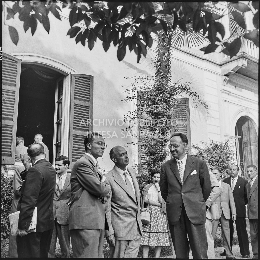 Il professor Enrico Fermi (al centro) all'inaugurazione della seconda edizione del Corso Internazionale di Fisica svoltosi a Villa Monastero a Varenna<br>221865