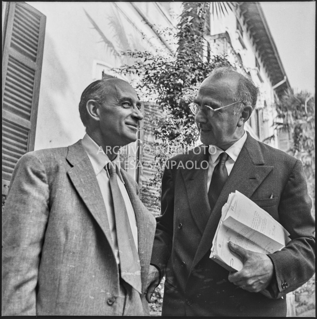 Il professor Enrico Fermi (a sinistra) con il professor Giovanni Polvani (a destra) all'inaugurazione della seconda edizione del Corso Internazionale di Fisica svoltosi a Villa Monastero a Varenna<br>221866