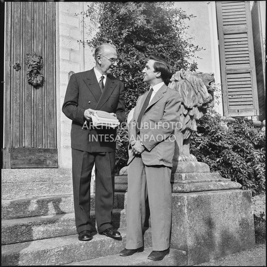 Il professor Giovanni Polvani (a sinistra) in compagnia di un'altro studioso all'inaugurazione della seconda edizione del Corso Internazionale di Fisica svoltosi a Villa Monastero a Varenna<br>221867