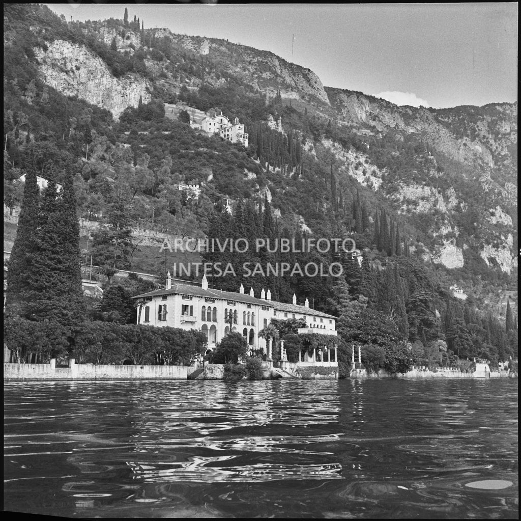 Villa Monastero a Varenna, sede della seconda edizione del Corso Internazionale di Fisica, vista dal lago di Como<br>221868