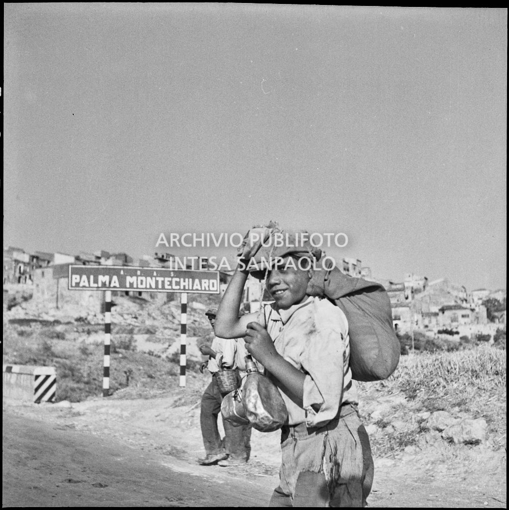Ragazzi si dirigono nei campi per la mietitura a Palma di Montichiaro<br>221881