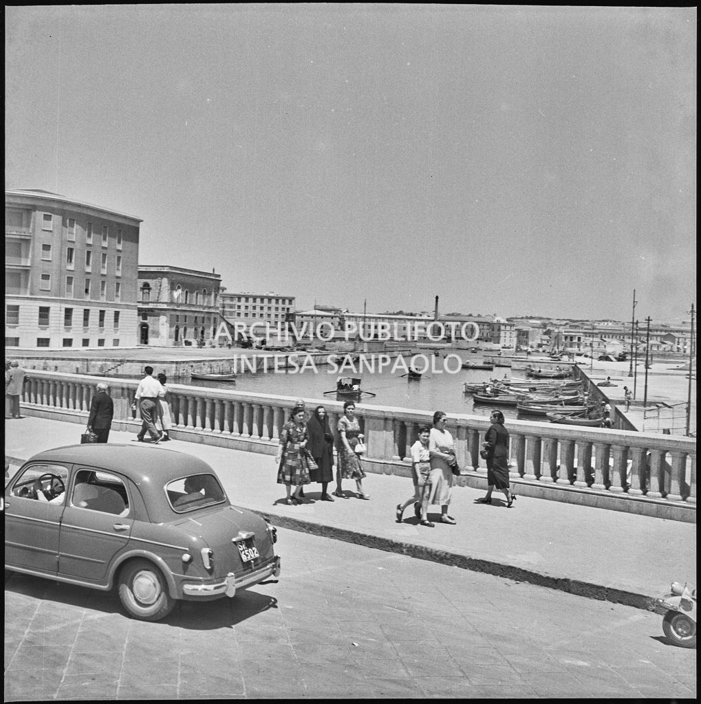 Passati e automobile sul ponte Umbertino di Siracusa<br>221887