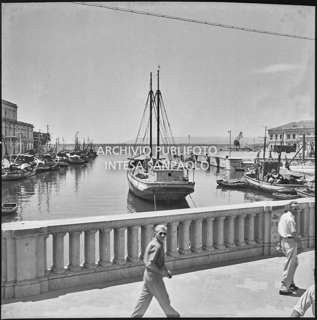 Barche a vela ormeggiate nei pressi del ponte Umbertino di Siracusa<br>221888