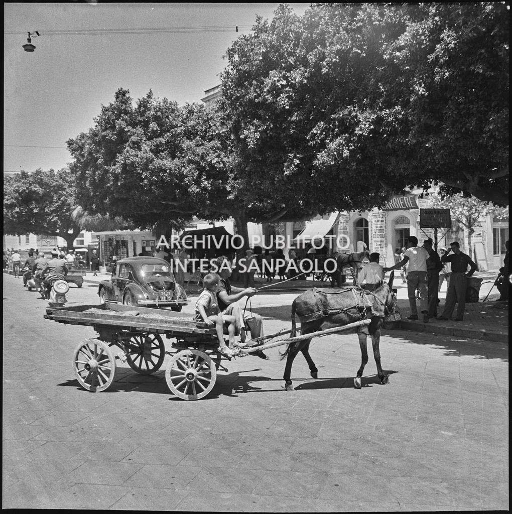 Carro trainato da un asino in una via di Siracusa<br>221889