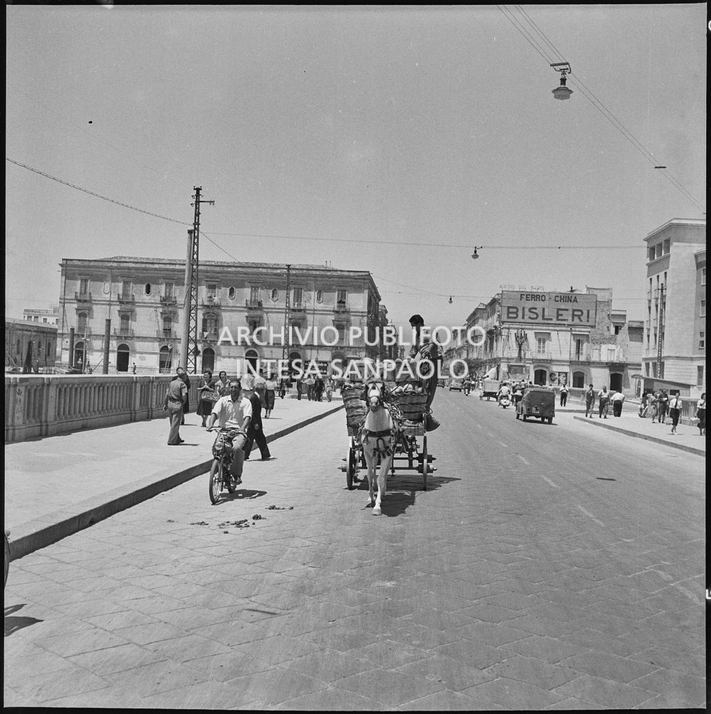 Carro trainato da un cavallo sul ponte Umbertino di Siracusa<br>221891