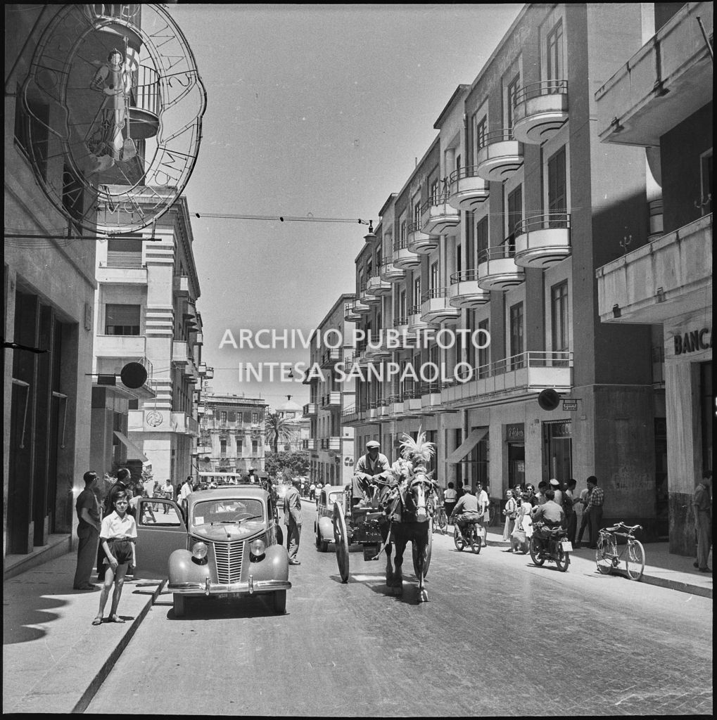 Calesse trainato da un cavallo in una via di Siracusa<br>221892