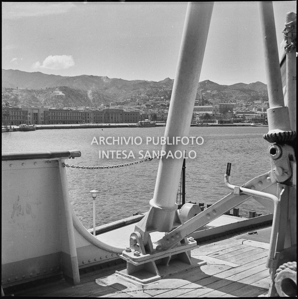 Vista sulla città di Messina da un traghetto<br>221900