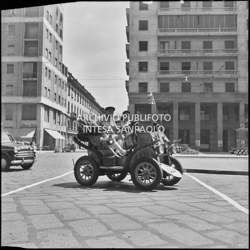 Automobile cabrio vintage in una via di Milano<br>221902