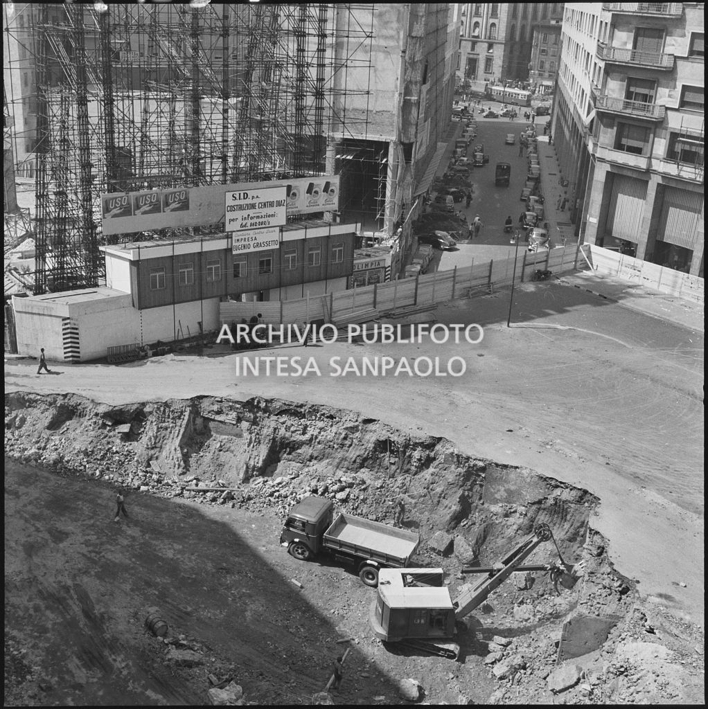 Lavori per la realizzazione del parcheggio sotterraneo di piazza Armando Diaz a Milano<br>221904