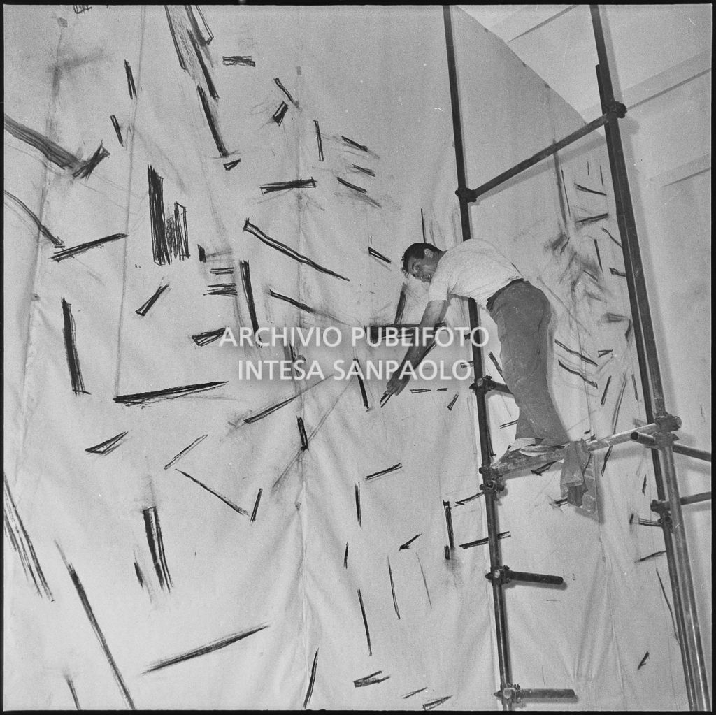 Un artista realizza una sua opera all'interno della Triennale di Milano<br>221914