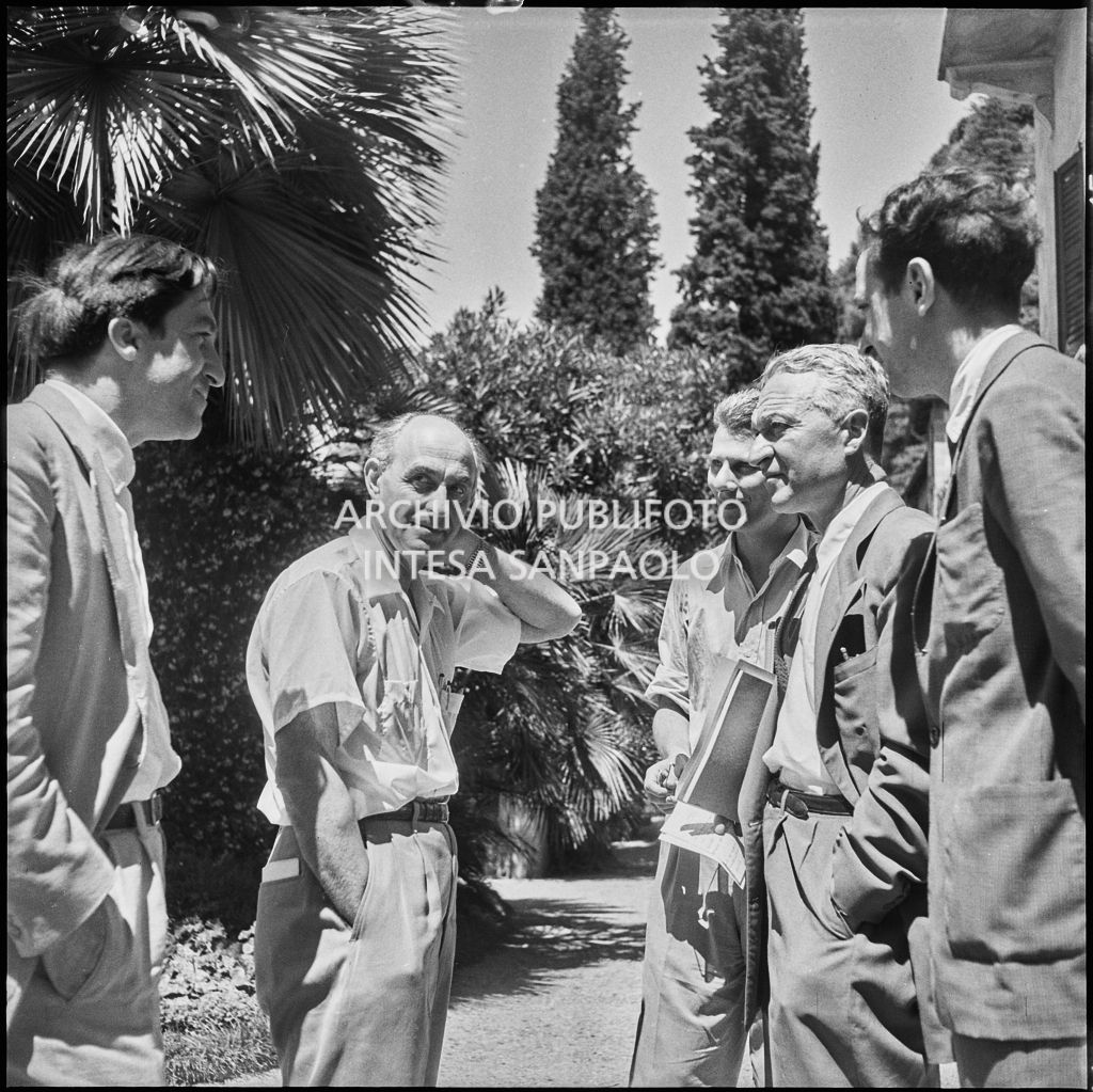 Il professor Enrico Fermi (secondo da sinistra) con il professor Uri Haber Schaim (terzo da destra) e il professor Bruno Rossi (secondo da destra) al Corso Internazionale di Fisica svoltosi a Villa Monastero a Varenna<br>221923