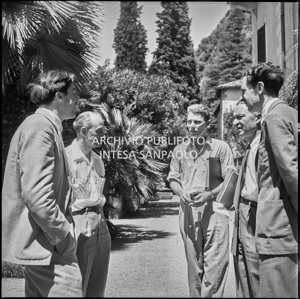 Il professor Enrico Fermi (secondo da sinistra) con il professor Uri Haber Schaim (terzo da destra) e il professor Bruno Rossi (secondo da destra) al Corso Internazionale di Fisica svoltosi a Villa Monastero a Varenna<br>221924