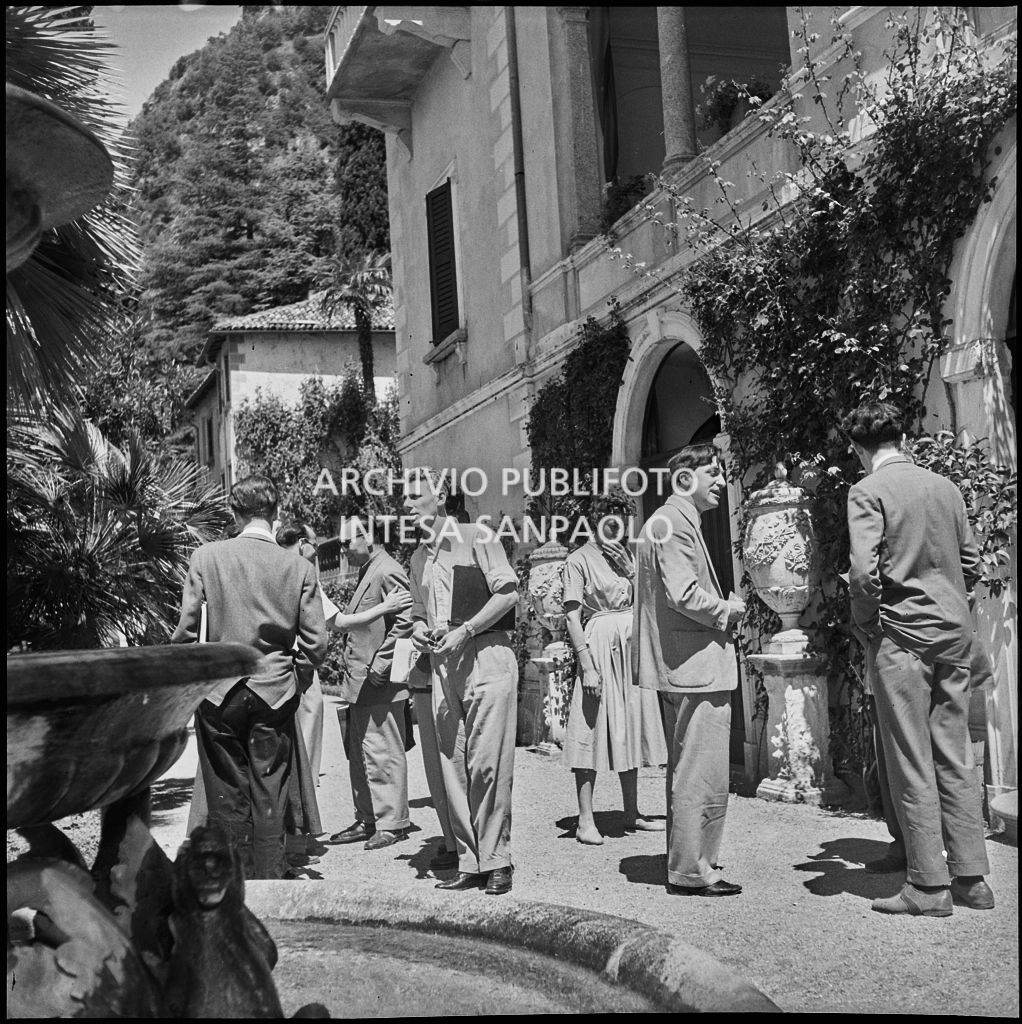 Un momento di pausa dal Corso Internazionale di Fisica svoltosi a Villa Monastero a Varenna. Visibile al centro il professor Uri Haber Schaim<br>221925