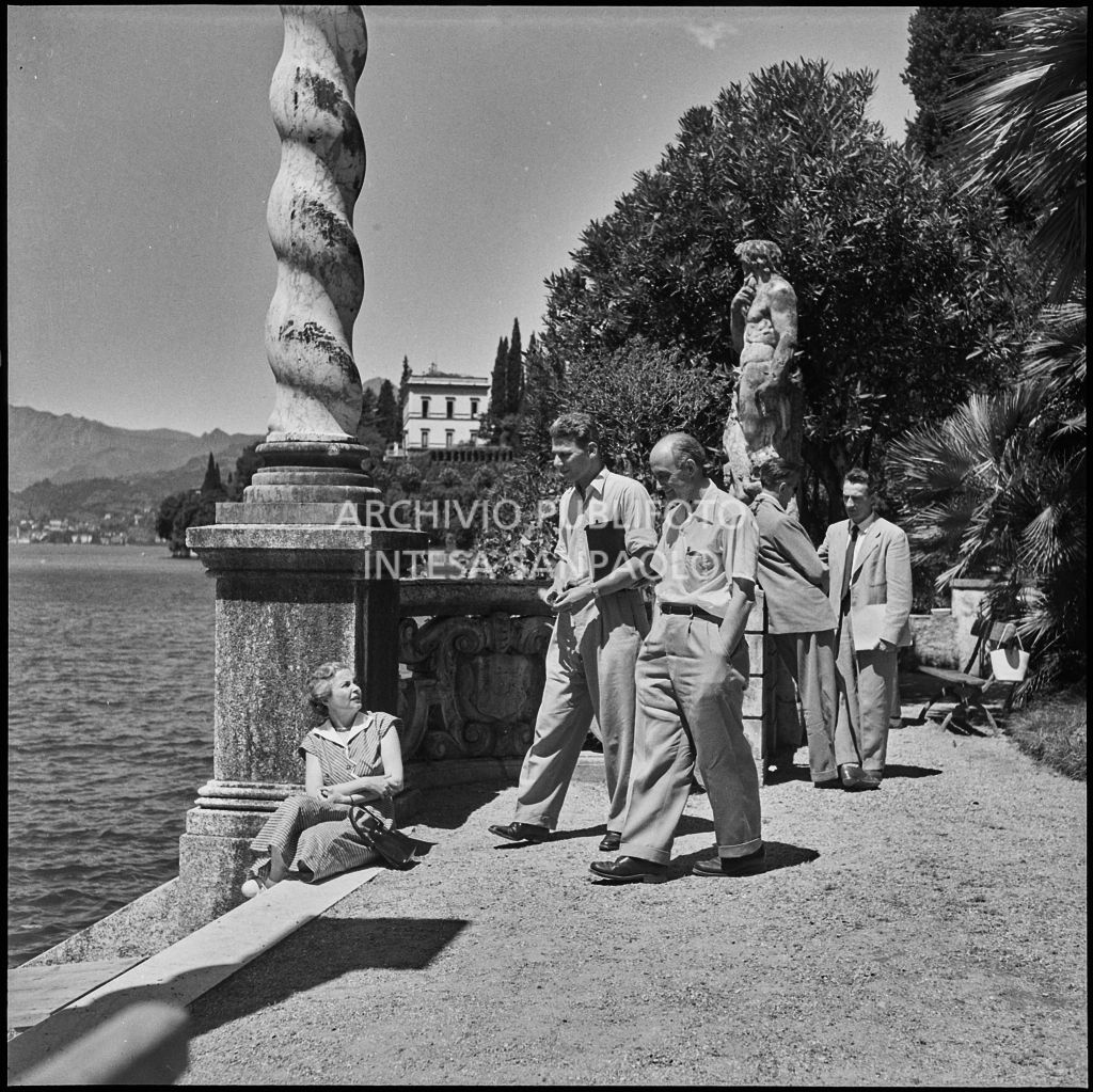 Il professor Enrico Fermi (a destra) con il professor Uri Haber Schaim (a sinistra) al Corso Internazionale di Fisica svoltosi a Villa Monastero a Varenna<br>221926