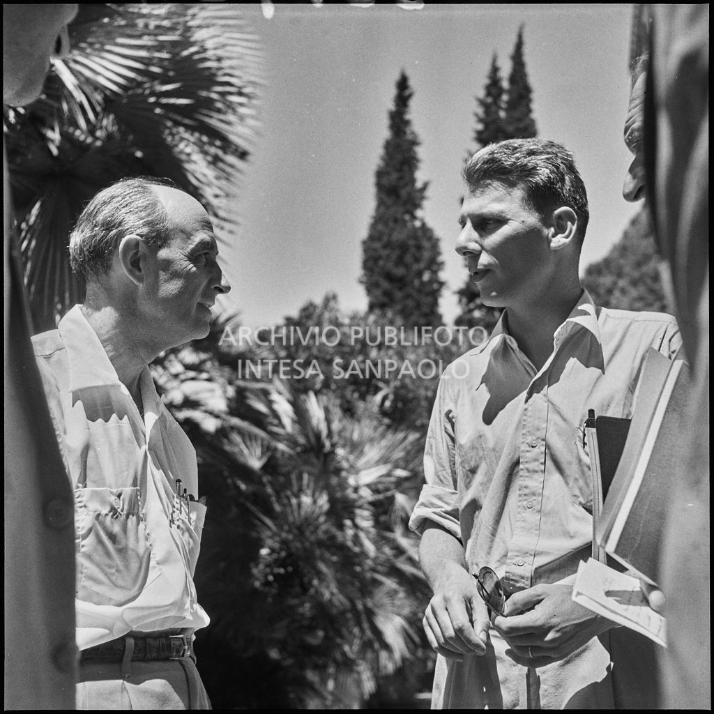 Il professor Enrico Fermi (a sinistra) con il professor Uri Haber Schaim (a destra) al Corso Internazionale di Fisica svoltosi a Villa Monastero a Varenna<br>221928