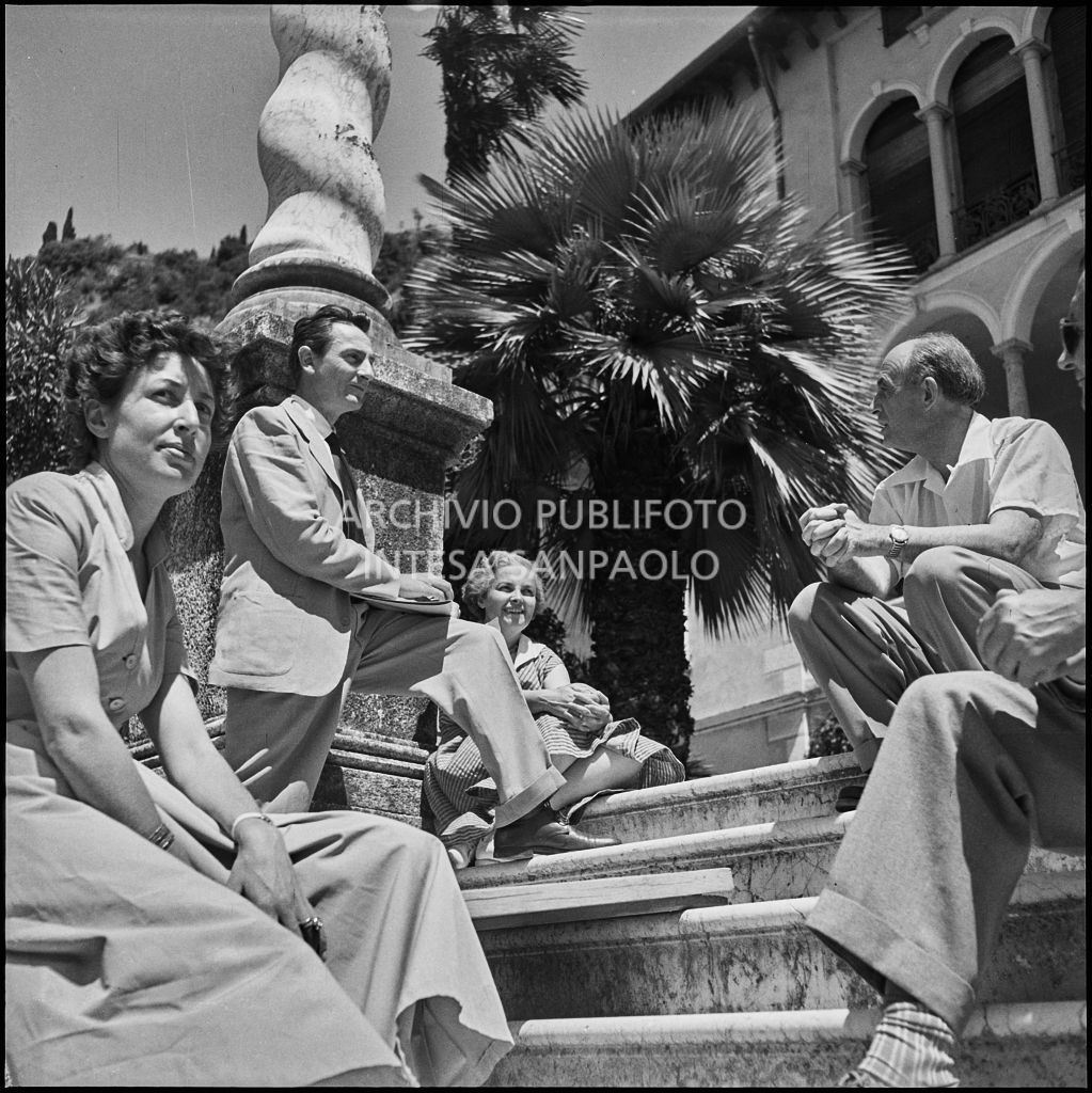 Il professor Enrico Fermi (secondo da destra) con il professor Gilberto Bernardini (primo da sinistra) al Corso Internazionale di Fisica svoltosi a Villa Monastero a Varenna<br>221931