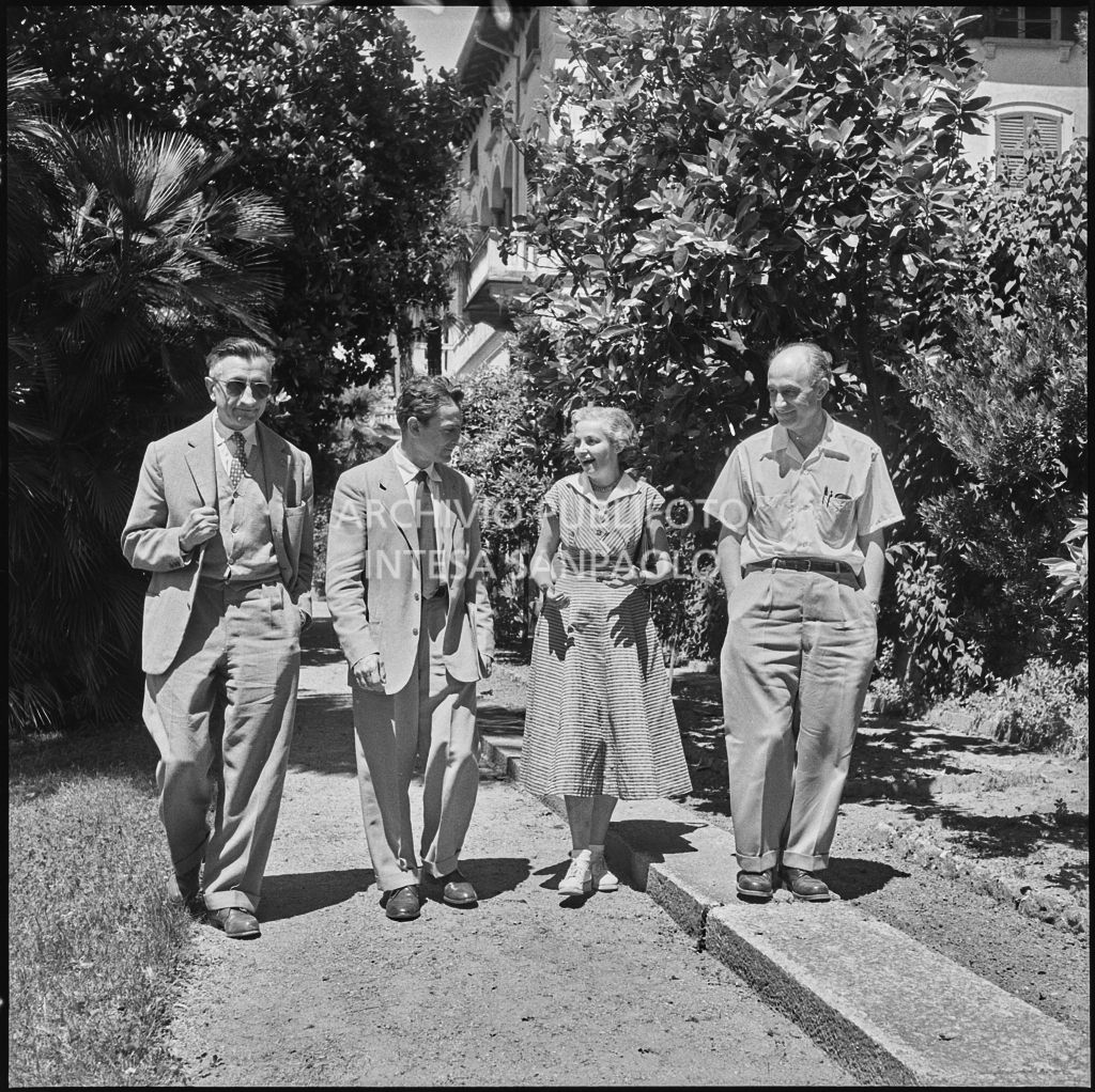 Il professor Enrico Fermi (primo da destra), il professor Gilberto Bernardini (secondo da sinistra) e altre persone al Corso Internazionale di Fisica svoltosi a Villa Monastero a Varenna<br>221932