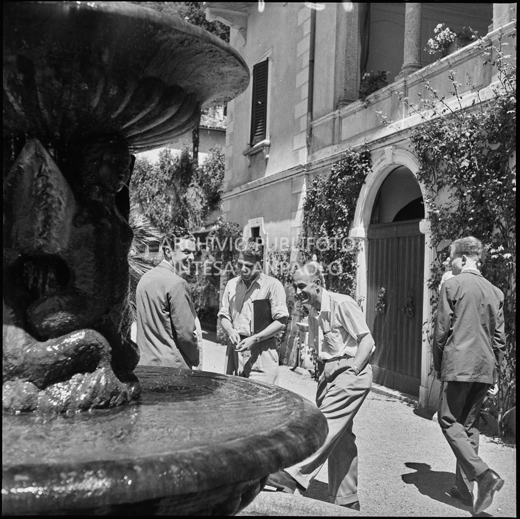 Il professor Enrico Fermi (a destra) con il professor Uri Haber Schaim (al centro) in un momento di pausa dal Corso Internazionale di Fisica svoltosi a Villa Monastero a Varenna<br>221934