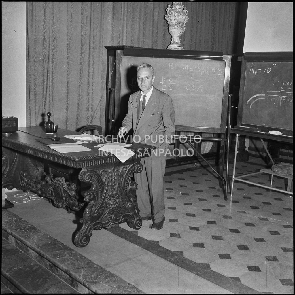 Il professor Bruno Rossi tiene una lezione al Corso Internazionale di Fisica svoltosi a Villa Monastero a Varenna<br>221935