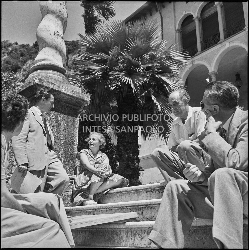 Il professor Enrico Fermi (secondo da destra) con il professor Gilberto Bernardini (primo da sinistra) al Corso Internazionale di Fisica svoltosi a Villa Monastero a Varenna<br>221936