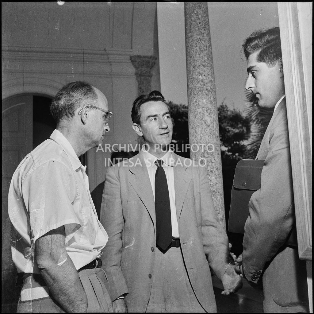 Il professor Enrico Fermi (a sinistra) con il professor Gilberto Bernardini (al centro) al Corso Internazionale di Fisica svoltosi a Villa Monastero a Varenna<br>221939