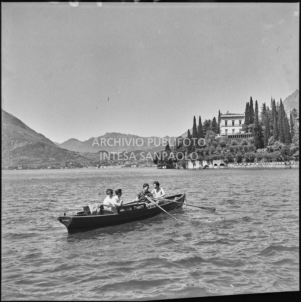 Barca sul lago di Come al largo di Villa Monastero (Varenna), sede del Corso Internazionale di Fisica<br>221940