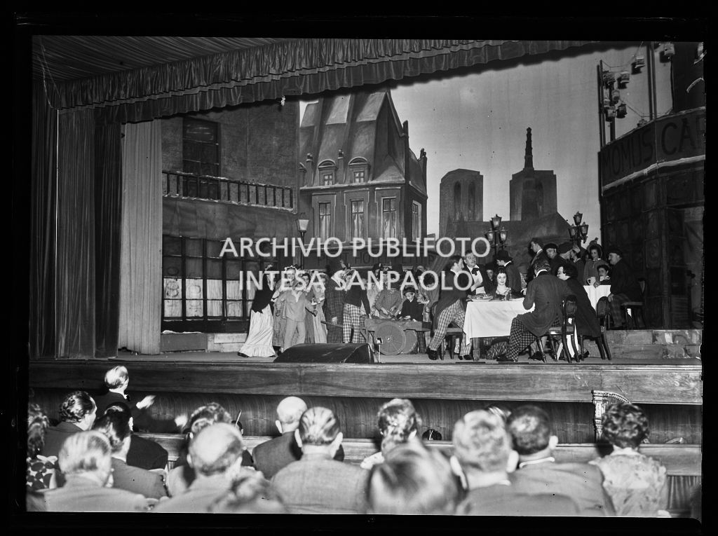 Saluto dei cantanti al termine della rappresentazione de La Bohème di Giacomo Puccini al Teatro Nuovo di Milano<br>221950