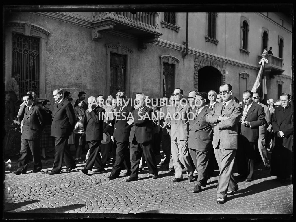 Esponenti politici al corteo funebre dell'onorevole Luigi Morelli per le vie di Busto Arsizio<br>221962