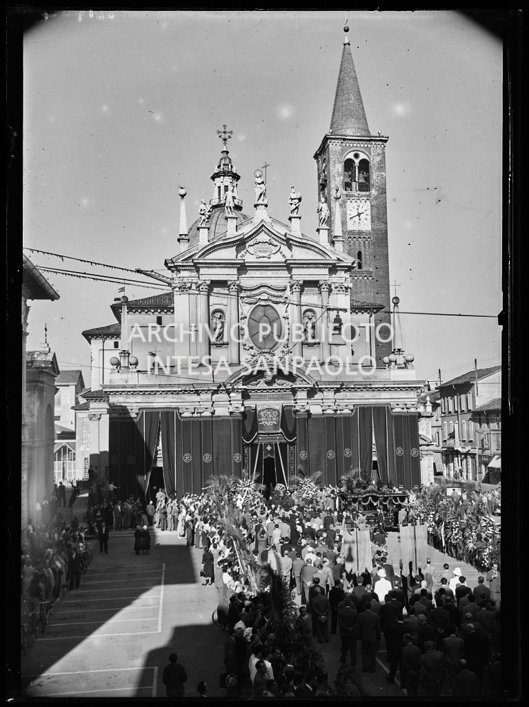 Arrivo del corteo funebre dell'onorevole Luigi Morelli alla Basilica di San Giovanni Battista a Busto Arsizio parata a lutto<br>221964