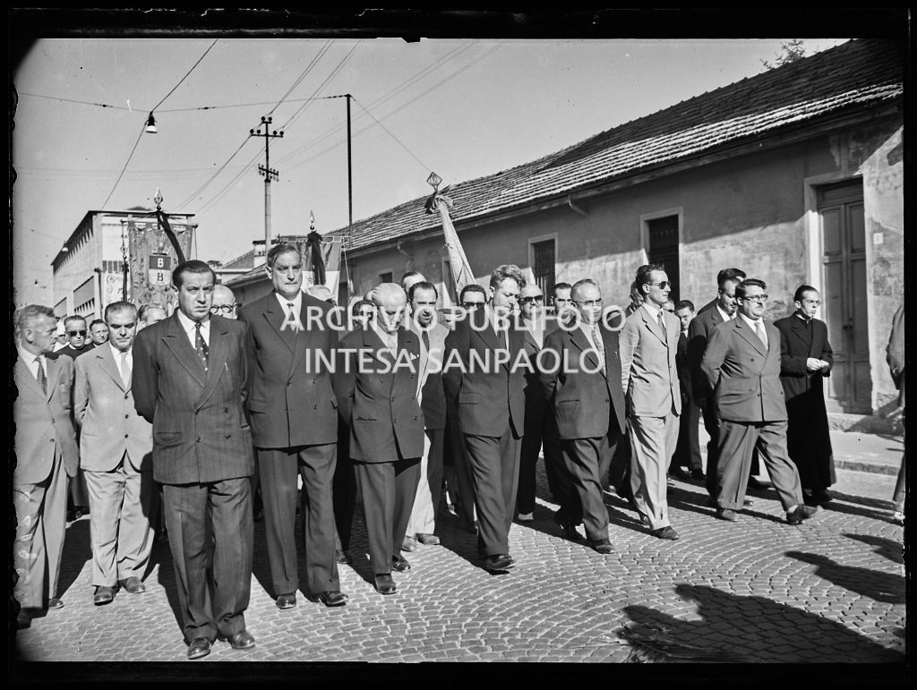 Esponenti politici al corteo funebre dell'onorevole Luigi Morelli per le vie di Busto Arsizio<br>221966
