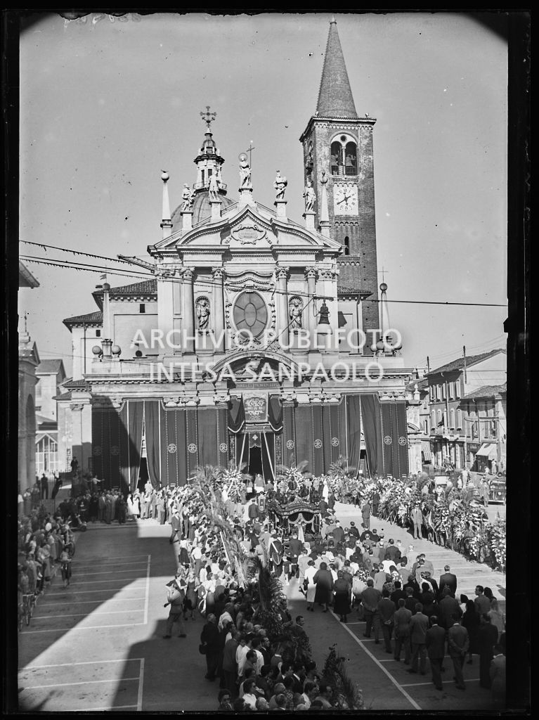 Arrivo del corteo funebre dell'onorevole Luigi Morelli alla Basilica di San Giovanni Battista a Busto Arsizio parata a lutto<br>221969