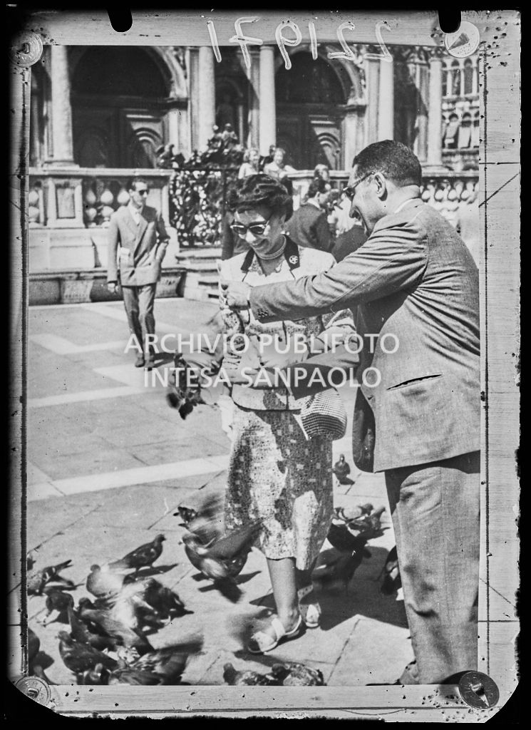 La regina della Libia Fatimah el-Sharif dà del mangime ai piccioni di piazza San Marco a Venezia<br>221971